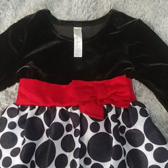 Beautiful Girls Dress! - Picture 2 of 6